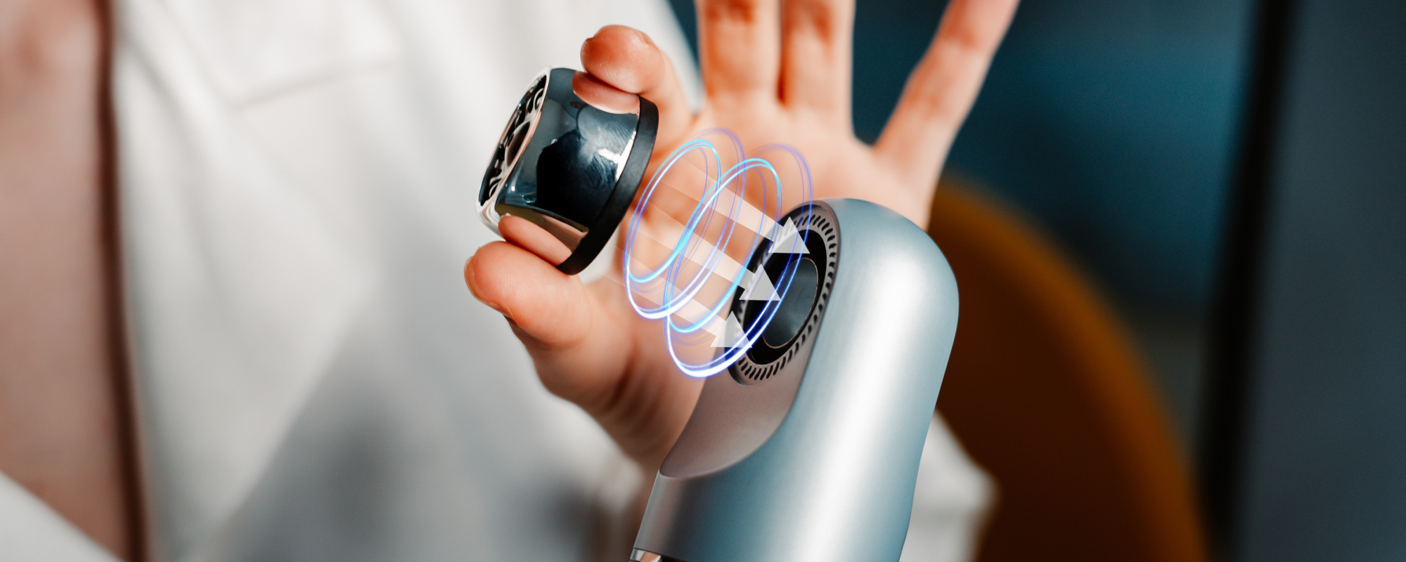 Magnetyczna nakładka do olejków eterycznych instalowana na suszarce przez modelkę